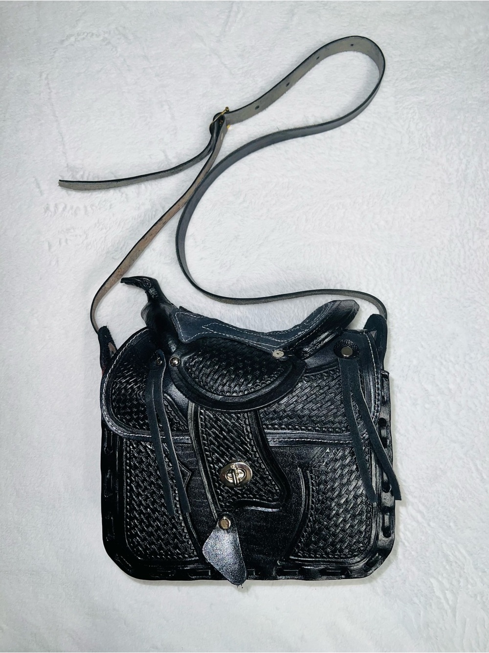 Handcrafted Black Leather Saddle-Shaped Crossbody Bag - Picture 3 of 11